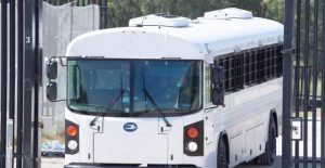 Mueren niño de 3 años en autobús que Texas envió con migrantes a Chicago
