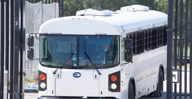 Mueren niño de 3 años en autobús que Texas envió con migrantes a Chicago