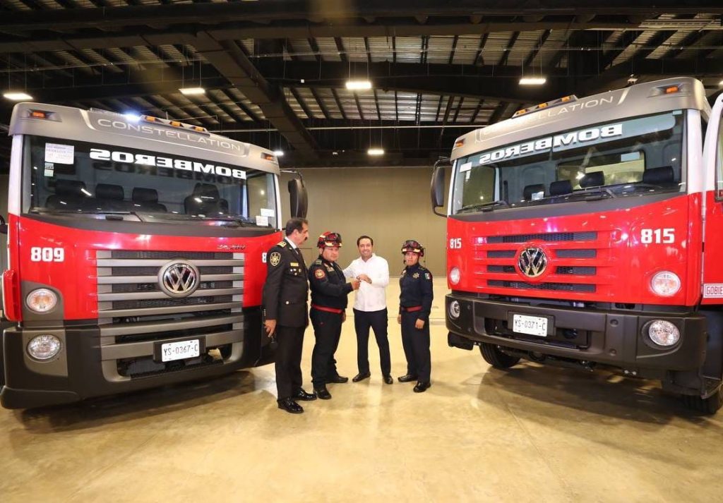 El Gobernador Mauricio Vila Dosal reconoce labor de bomberos y paramédicos con estímulos económicos y equipamiento