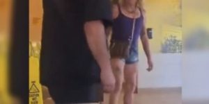 Padre impide a mujer trans entrar al baño donde estaba su hija menor de edad… “¡Eres hombre!”