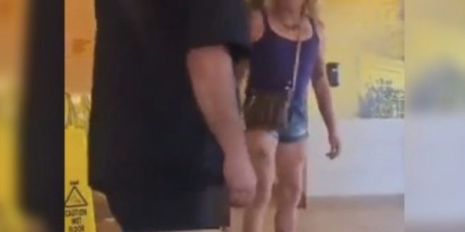 Padre impide a mujer trans entrar al baño donde estaba su hija menor de edad… “¡Eres hombre!”