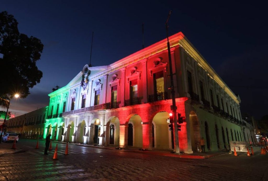 El Palacio de Gobierno se ilumina con los colores patrios