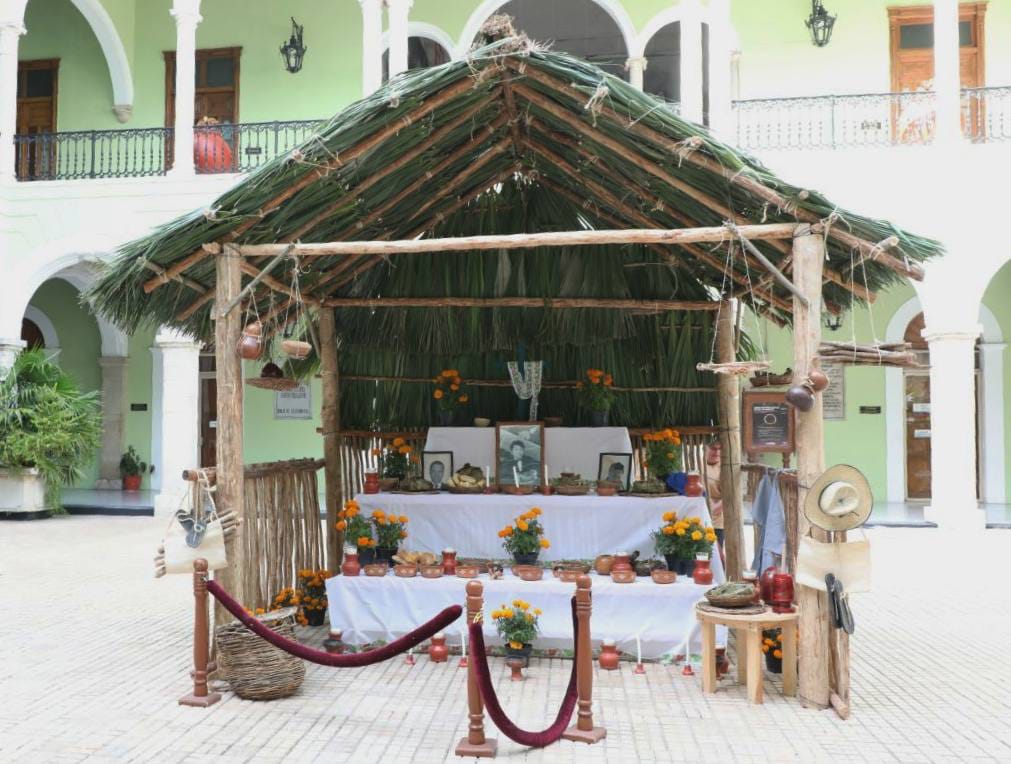 Se honra la memoria de los difuntos con un altar colocado en Palacio de Gobierno