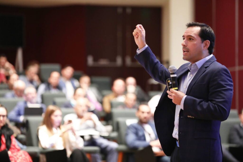 Participa el Gobernador Mauricio Vila Dosal en la conferencia Retos y Oportunidades de México 2023-2030