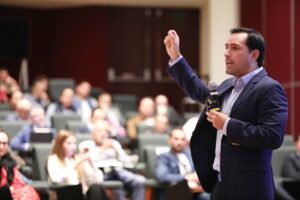 Participa el Gobernador Mauricio Vila Dosal en la conferencia Retos y Oportunidades de México 2023-2030