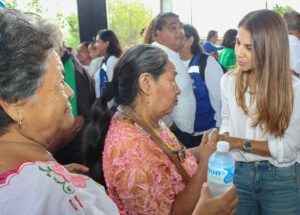 María Isabel Rodríguez Heredia difunde los beneficios de la Tarjeta Universal de Salud y programas para mujeres solteras, en el sur de Mérida