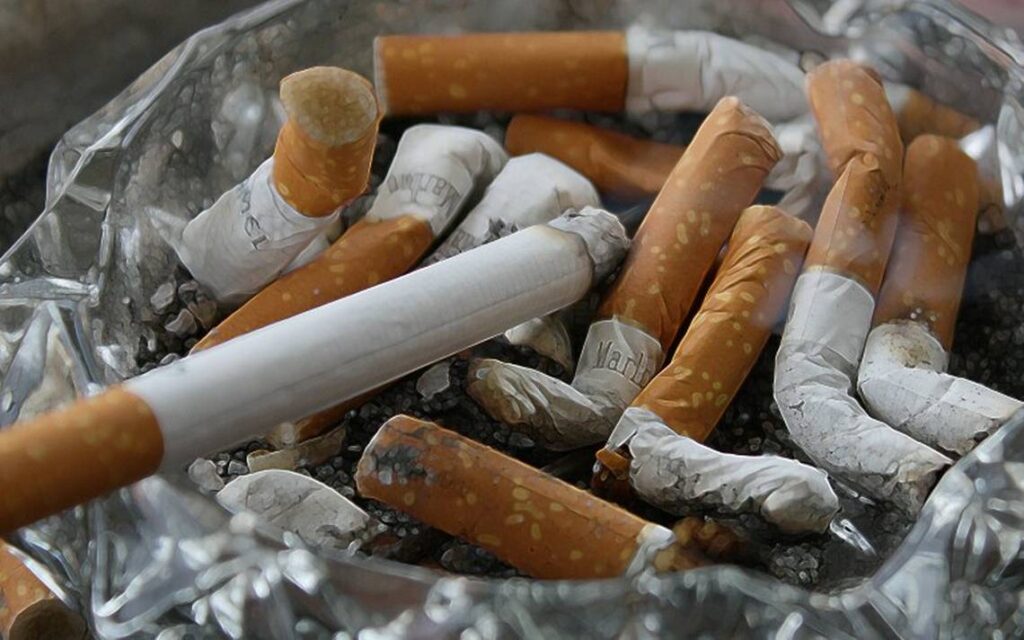Francia prohíbe fumar en playas, parques y escuelas; sigue aumento del precio de cigarros