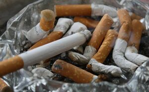 Francia prohíbe fumar en playas, parques y escuelas; sigue aumento del precio de cigarros