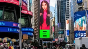 Bellakath presume aparición en pantalla de Times Square, en Nueva York