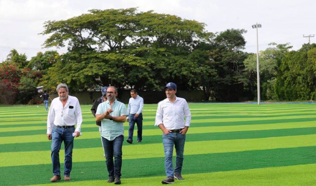 Supervisa el Gobernador Mauricio Vila Dosal los trabajos de modernización de 8 canchas de fútbol del Complejo Deportivo Kukulcán