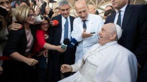 Investigan al cirujano que operó al Papa Francisco dos veces