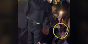 Críticas contra Peso Pluma por tirar agua a un fanático en concierto