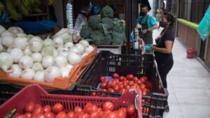 Los precios del jitomate y la cebolla siguen encareciendo