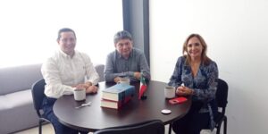 Gaspar Quintal da la bienvenida a Rafael Echazarreta, quien se suma a los trabajos legislativos del PRI