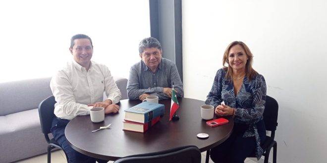 Gaspar Quintal da la bienvenida a Rafael Echazarreta, quien se suma a los trabajos legislativos del PRI