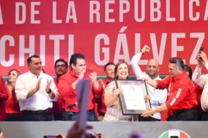 Renán Barrera acompaña a Xóchitl Gálvez en la entrega de su constancia como candidata del PRI a la Presidencia