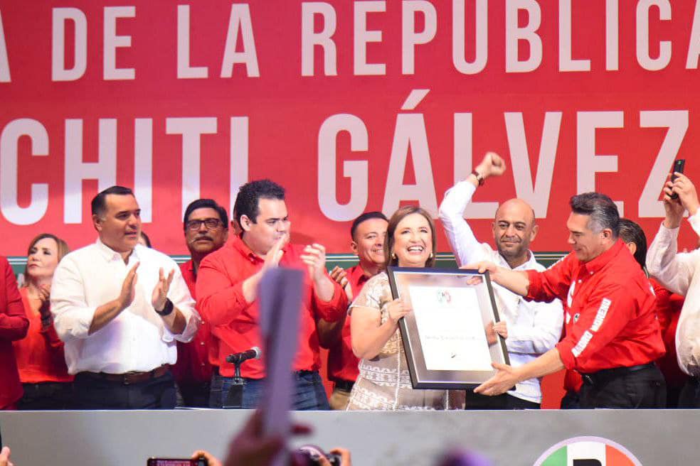 Renán Barrera acompaña a Xóchitl Gálvez en la entrega de su constancia como candidata del PRI a la Presidencia