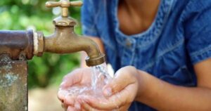 50 años después del plan de agua de la ONU, millones de personas carecen del recurso