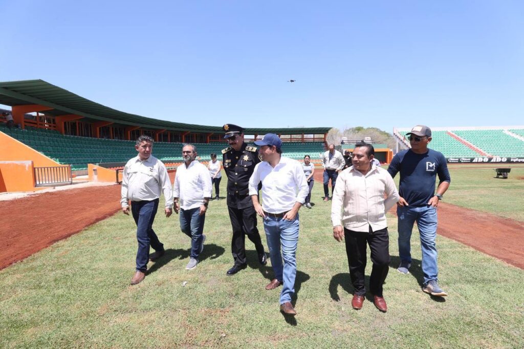 Vila visita el parque de béisbol de Kanasín, nueva casa de los Leones en la temporada 2024