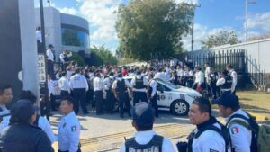 Policías de Campeche alertan a policías de Yucatán a no dejar entrar a Morena