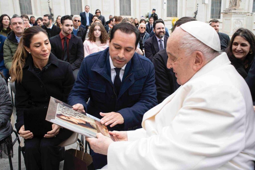 El Gobernador Mauricio Vila Dosal sostiene encuentro con el Papa Francisco en El Vaticano