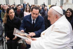 El Gobernador Mauricio Vila Dosal sostiene encuentro con el Papa Francisco en El Vaticano