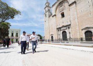 Supervisa Vila los avances de las obras del Corredor Turístico y Gastronómico sobre la calle 60 y la Plaza Grande