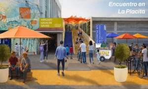 Personas en mercado con puestos, bancas y escaleras en área llamada La Placita