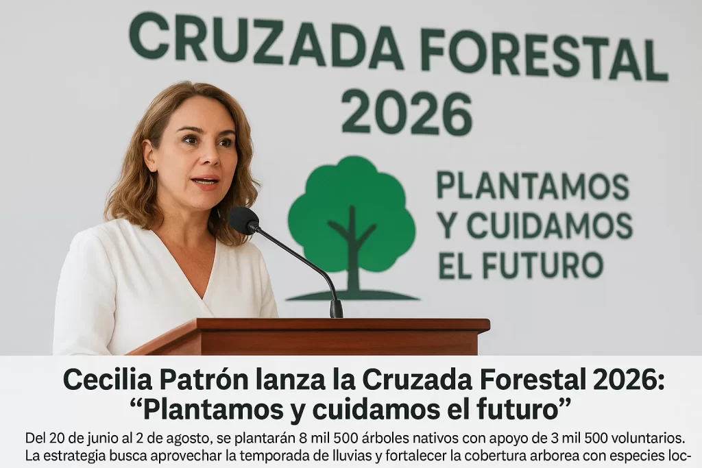 Mujer hablando en micrófono durante lanzamiento de Cruzada Forestal 2026 con fondo que dice Plantamos y cuidamos el futuro