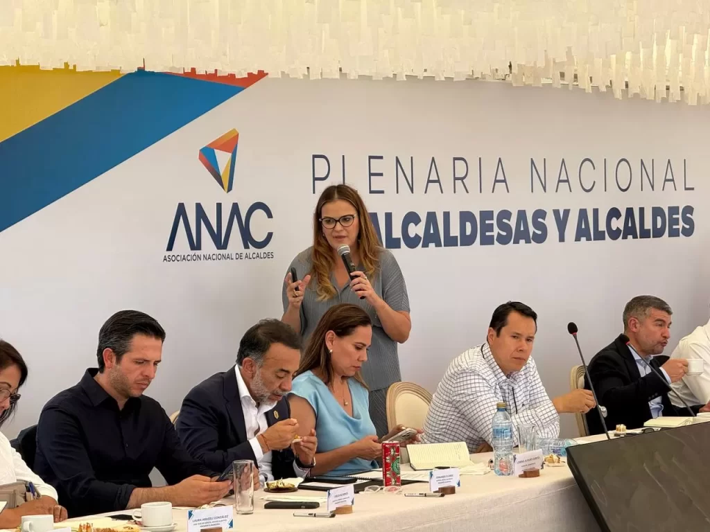Reunión con autoridades municipales, una mujer hablando con micrófono