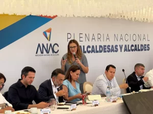 Reunión con autoridades municipales, una mujer hablando con micrófono