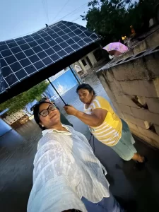 Dos mujeres bajo paraguas en calle inundada durante lluvia