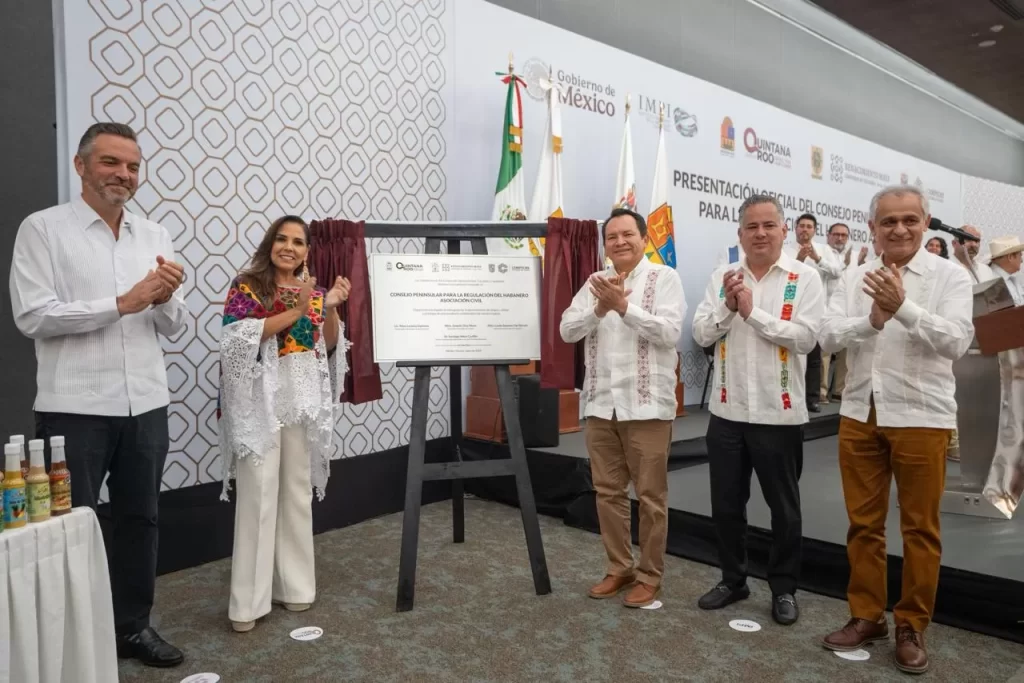 Personas aplaudiendo junto a un anuncio oficial del Consejo Peninsular para la Regulación del Habanero