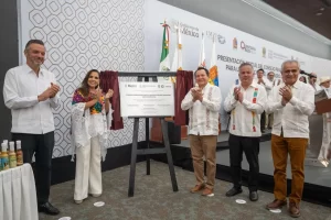 Personas aplaudiendo junto a un anuncio oficial del Consejo Peninsular para la Regulación del Habanero
