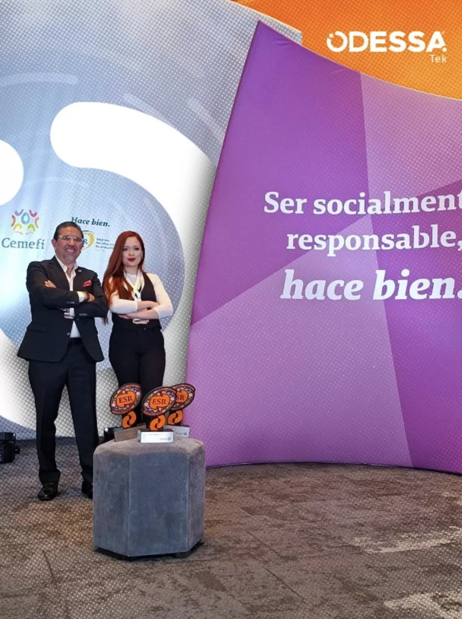 Dos personas posan junto a trofeos ESR y un fondo con mensaje sobre responsabilidad social
