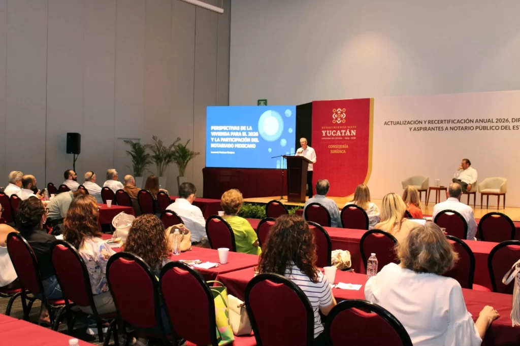 Sala con personas asistentes a conferencia sobre vivienda y notariado mexicano en Yucatán