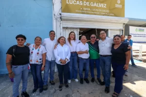 Grupo de diez personas posando sonrientes frente a restaurante en Lucas de Gálvez, Mérida