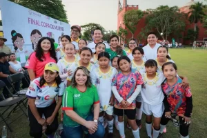 Grupo de niñas jugadoras de fútbol y adultos en evento de la Final Copa de Mujeres en Yucatán