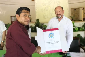 Dos hombres sosteniendo un documento con el Distintivo H de Turismo y Salud México en un evento