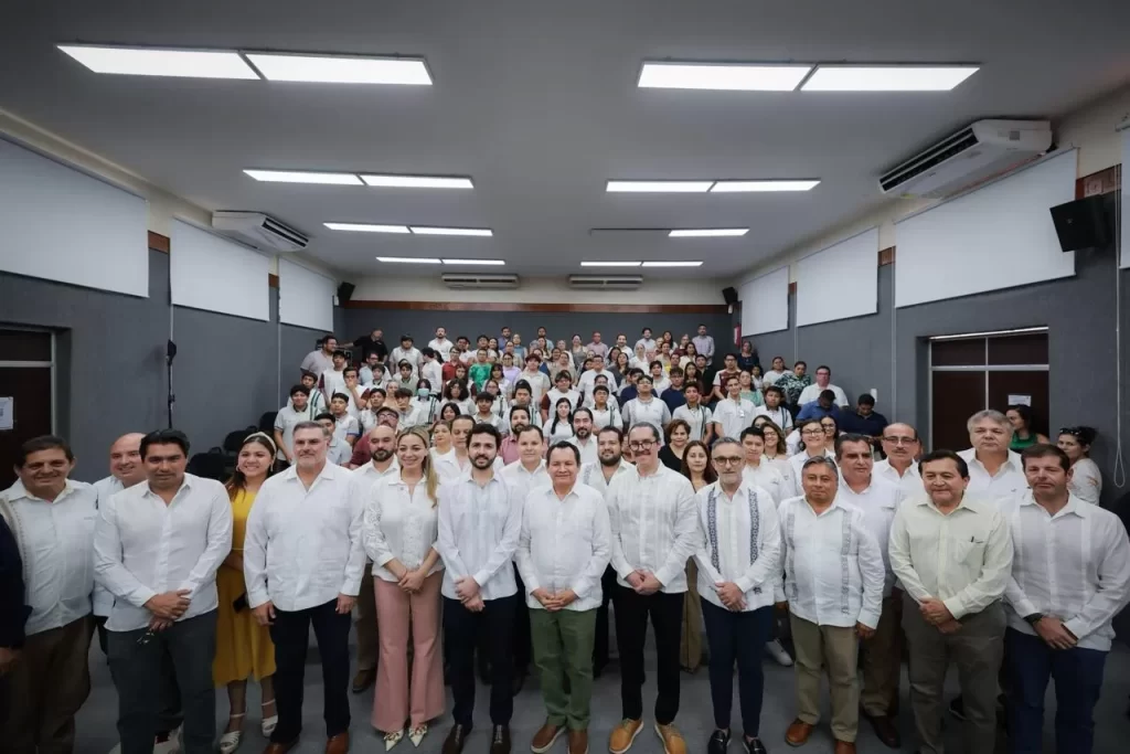 Mujeres y hombres posando en grupo en un salón con iluminación artificial y aire acondicionado