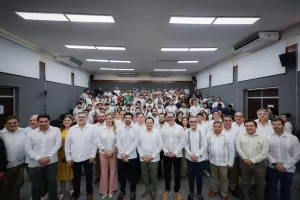 Mujeres y hombres posando en grupo en un salón con iluminación artificial y aire acondicionado