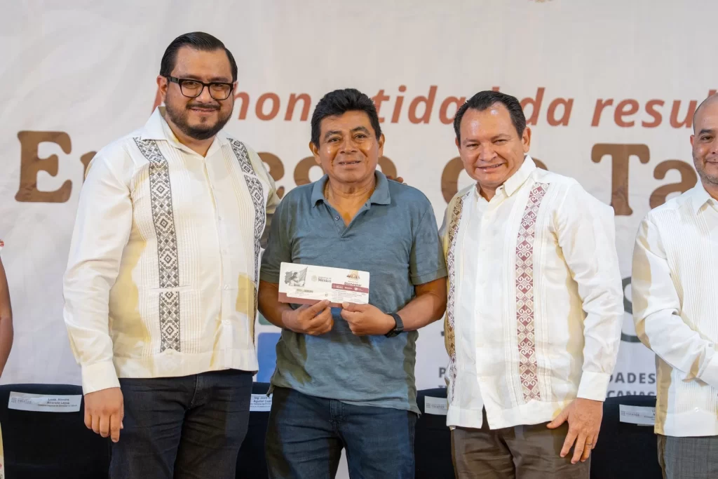 Hombres en evento de entrega de apoyos del Gobierno de México y programa Bienestar en Yucatán